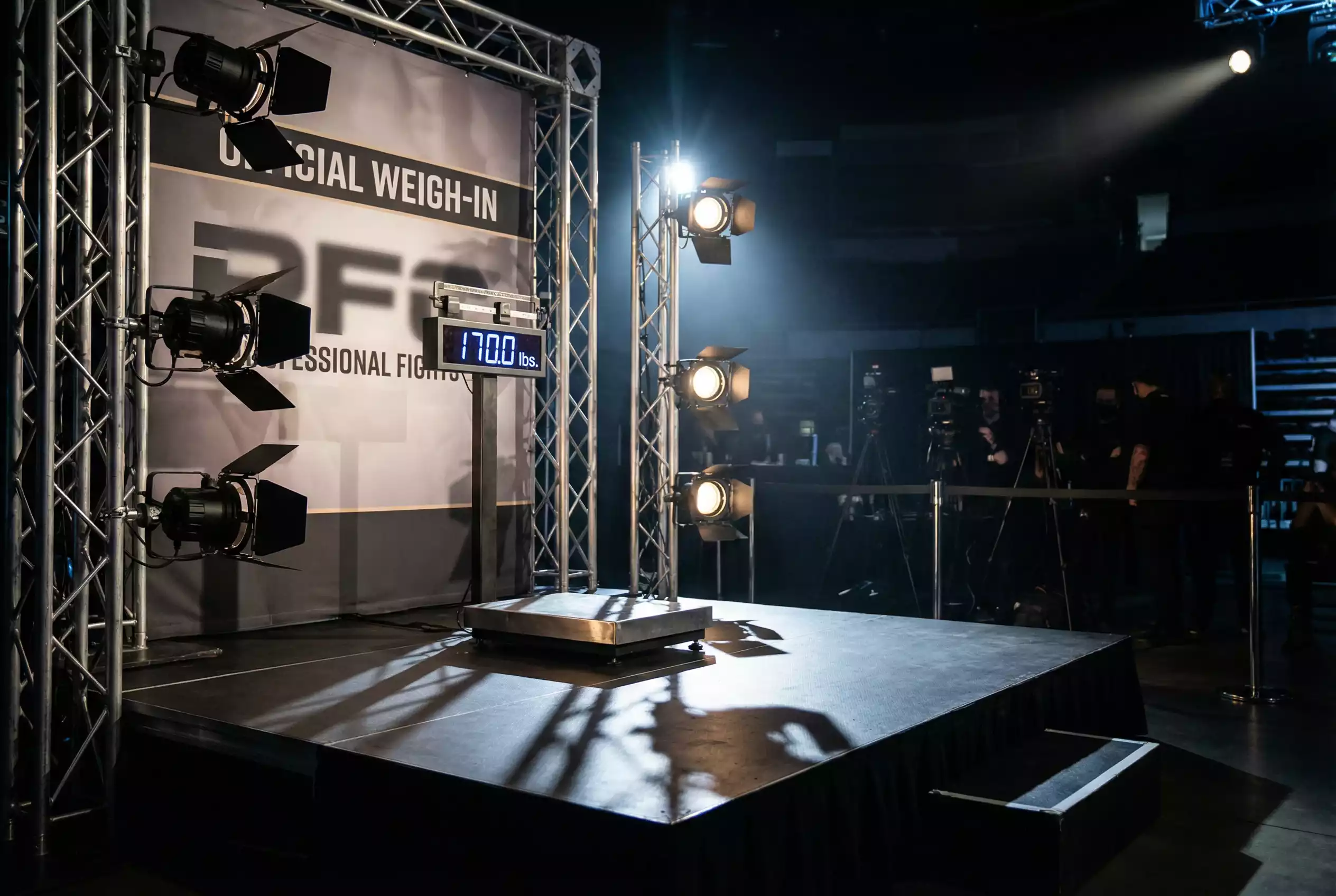 MMA-Kämpfer beim offiziellen Wiegen vor dem Kampf